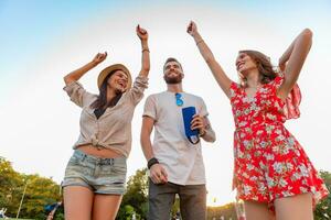 Unternehmen von freunde haben Spaß zusammen im Park Hören zu Musik- foto