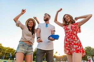 Unternehmen von freunde haben Spaß zusammen im Park Hören zu Musik- foto