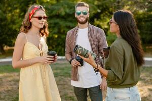 Unternehmen von freunde haben Spaß zusammen im Park Hören zu Musik- foto