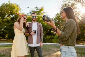 Unternehmen von freunde haben Spaß zusammen im Park Hören zu Musik- foto