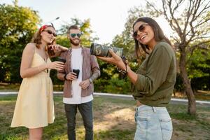 Unternehmen von freunde haben Spaß zusammen im Park Hören zu Musik- foto