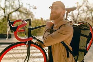 gut aussehend bärtig Mann Reisen mit Fahrrad im Morgen foto