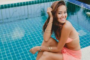 jung asiatisch sexy schön Frau im Rosa Bikini, Lügen beim Schwimmen Schwimmbad foto