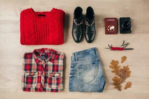 eben legen von Frau Stil und Zubehör, Herbst Mode Trend, Aussicht von über, Reisender Outfit foto