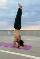 attraktiv gutaussehend Mann mit sportlich stark Körper tun Morgen Yoga Asana draußen foto