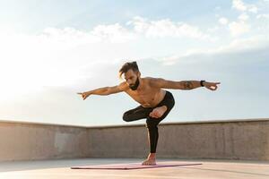 attraktiv gutaussehend Mann mit sportlich stark Körper tun Morgen Yoga Asana draußen foto