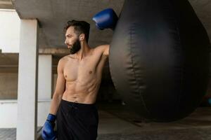 attraktiv gutaussehend Mann mit nacktem Oberkörper mit sportlich stark Körper auf Morgen Fitness trainieren Übung foto