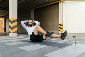 sportlich stark gutaussehend Mann auf Morgen Fitness trainieren Übung foto