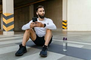 sportlich stark gutaussehend Mann auf Morgen Fitness trainieren Übung foto