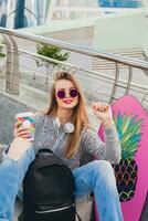 jung Hipster Frau im Straße mit Balance Tafel foto