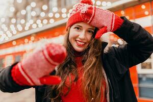 Frau haben Spaß im Weihnachten Straße foto