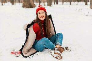 lächelnd Frau haben Spaß im Winter Park foto