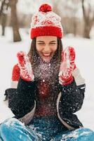 lächelnd Frau haben Spaß im Winter Park foto