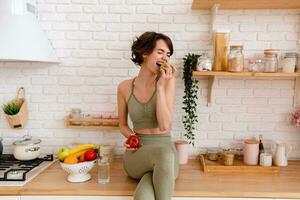 gesund schlank Frau im Küche im das Morgen, Diät Essen Wellness foto