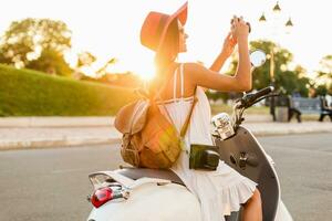 attraktiv Frau Reiten auf Motorrad im Straße foto