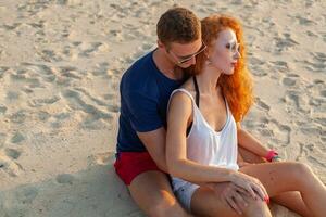 jung Paar im Liebe glücklich auf Sommer- Strand zusammen haben Spaß foto