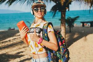 jung schön Frau Gehen auf Strand mit Yoga Matte foto