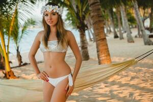 jung sexy Frau im Weiß Bikini Badeanzug auf tropisch Strand foto