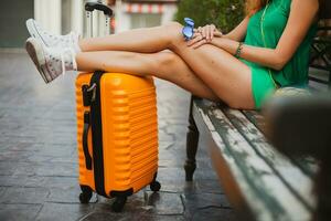 Frau Reisender mit Orange Koffer, Reisen um Welt foto