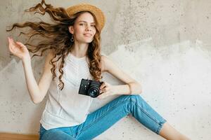 jung ziemlich Frau im Sommer- Ferien Stil Outfit halten Jahrgang Foto Kamera