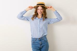 Porträt von jung ziemlich Frau mit Stroh Hut Jeans Blau Baumwolle Hemd foto