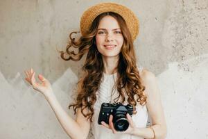 jung ziemlich Frau im Sommer- Ferien Stil Outfit halten Jahrgang Foto Kamera