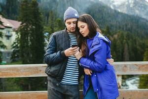 jung Hipster Paar im Liebe auf Winter Ferien im Berge foto