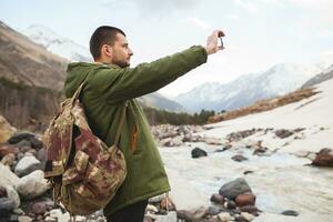 jung Hipster Mann Wandern im Berge foto