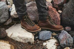 Beine im Schuhe von jung Hipster Mann Wandern im Berge foto