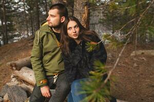 jung schön Hipster Paar Wandern im Berge foto