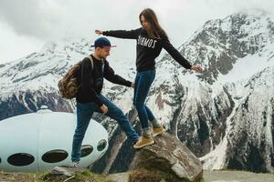 jung Hipster Paar im Liebe auf Winter Ferien im Berge foto