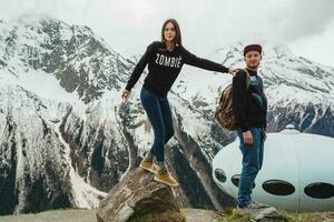 jung Hipster Paar im Liebe Gehen im Berge foto