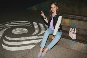 jung stilvoll Hipster Frau, Beute Outfit, Jeans, cool Zubehör, Sitzung auf Boden mit Geldbörse foto