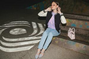 jung stilvoll Hipster Frau, Beute Outfit, Jeans, cool Zubehör, Sitzung auf Boden mit Geldbörse foto