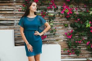 jung stilvoll schön Frau im Blau Kleid, Sommer- Mode Trend foto