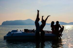 glücklich Unternehmen von freunde auf Sommer- Ferien foto