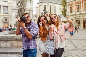 jung Hipster Unternehmen von freunde Reisen foto