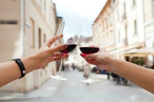 Hände schließen oben von Paar Toasten Brille von Wein foto