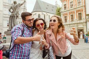 jung Hipster Unternehmen von freunde reisen, Jahrgang Stil, Europa Ferien foto