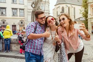 jung Hipster Unternehmen von freunde reisen, Jahrgang Stil, Europa Ferien foto