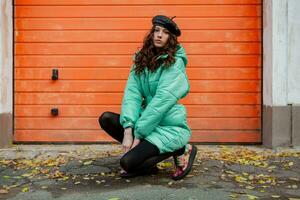 stilvoll Frau im Winter Herbst Mode Trend Puffer Mantel foto