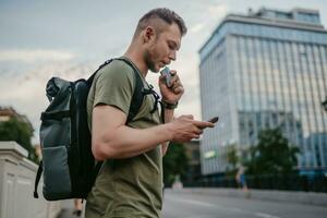 gut aussehend Hipster Mann Gehen im Straße foto