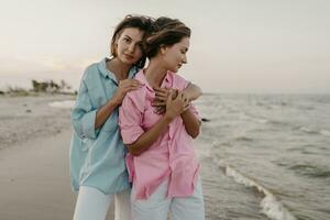 zwei jung Frauen haben Spaß auf das Strand foto