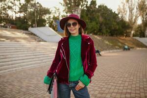attraktiv Frau im Herbst Stil modisch Outfit Gehen im Straße foto