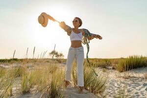 stilvoll attraktiv schlank lächelnd Frau auf Strand im Sommer- Stil Mode Trend Outfit foto