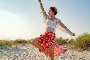 stilvoll attraktiv schlank lächelnd Frau auf Strand im Sommer- Stil Mode Trend Outfit foto