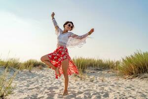 stilvoll attraktiv schlank lächelnd Frau auf Strand im Sommer- Stil Mode Trend Outfit foto