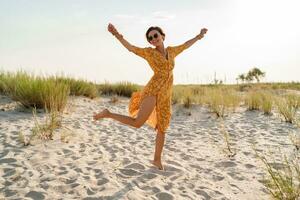 stilvoll attraktiv schlank lächelnd Frau auf Strand im Sommer- Stil Mode Trend Outfit foto