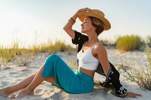 stilvoll attraktiv Frau auf Strand im Sommer- Stil Mode Trend Outfit glücklich haben Spaß foto