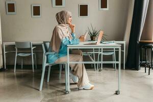 modern Muslim Frau im Hijab im Büro Zimmer foto